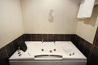 Отель Ani Central Inn Ереван Люкс-12